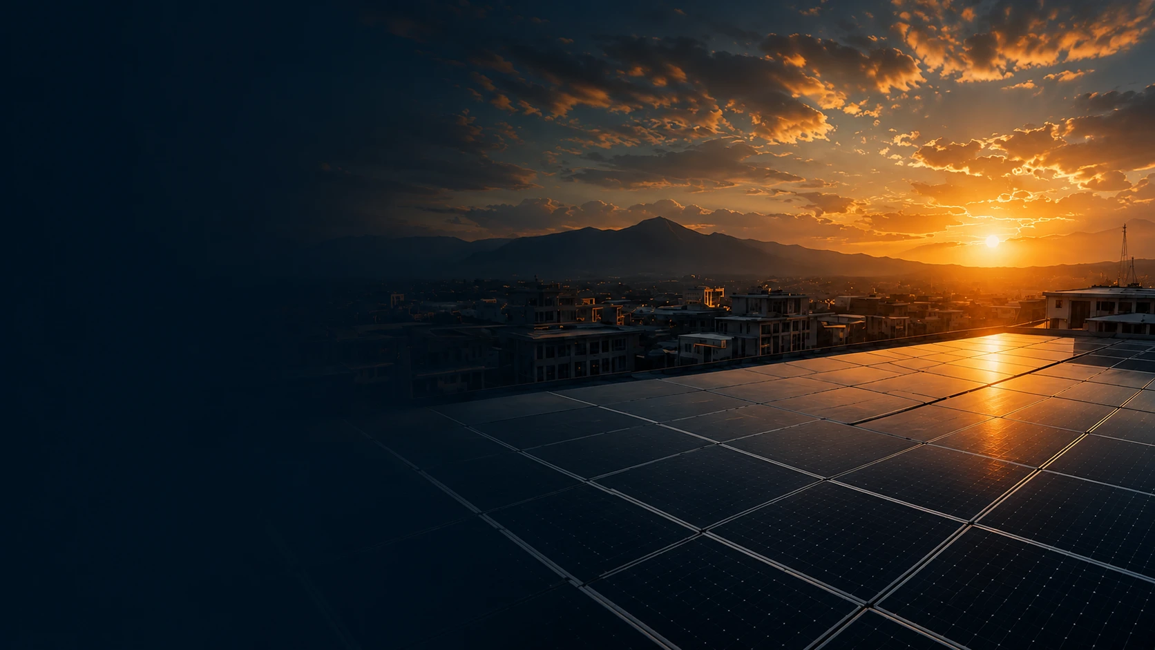 Paneles solares sobre una ciudad al atardecer